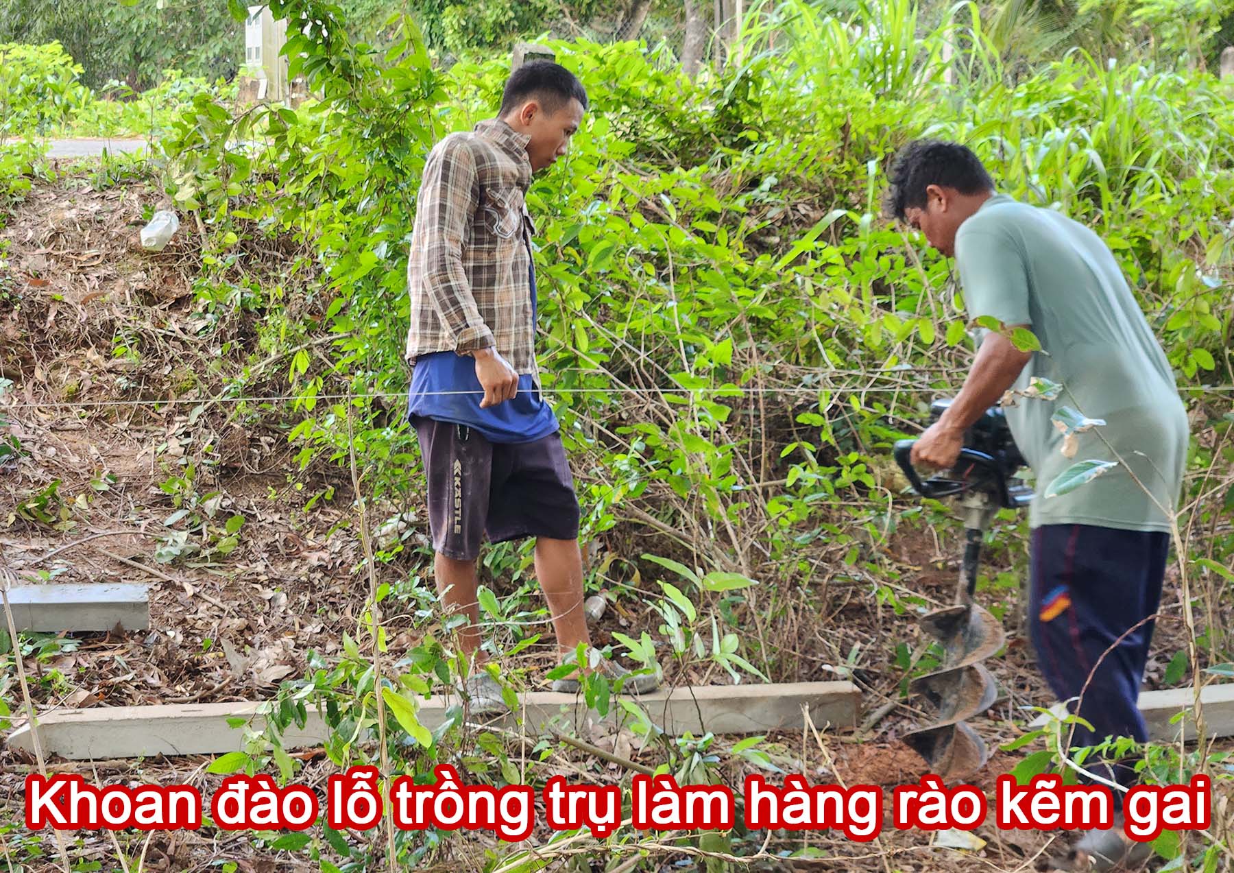 Khoan đ&agrave;o lỗ trồng trụ l&agrave;m h&agrave;ng r&agrave;o kẽm gai.jpg (505 KB)
