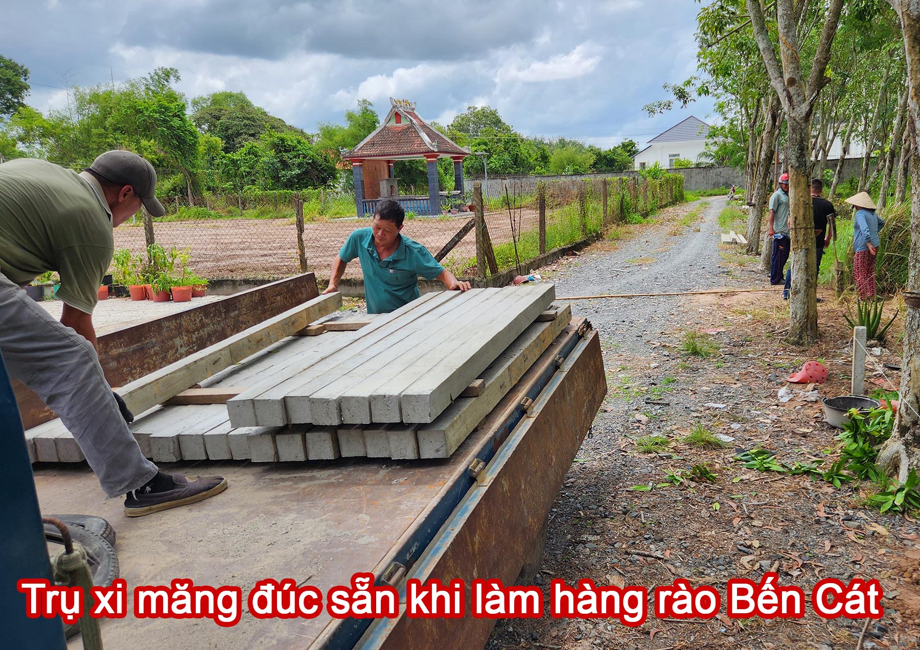 Trụ xi măng đ&uacute;c sẵn khi l&agrave;m h&agrave;ng r&agrave;o Bến C&aacute;t.jpg (592 KB)