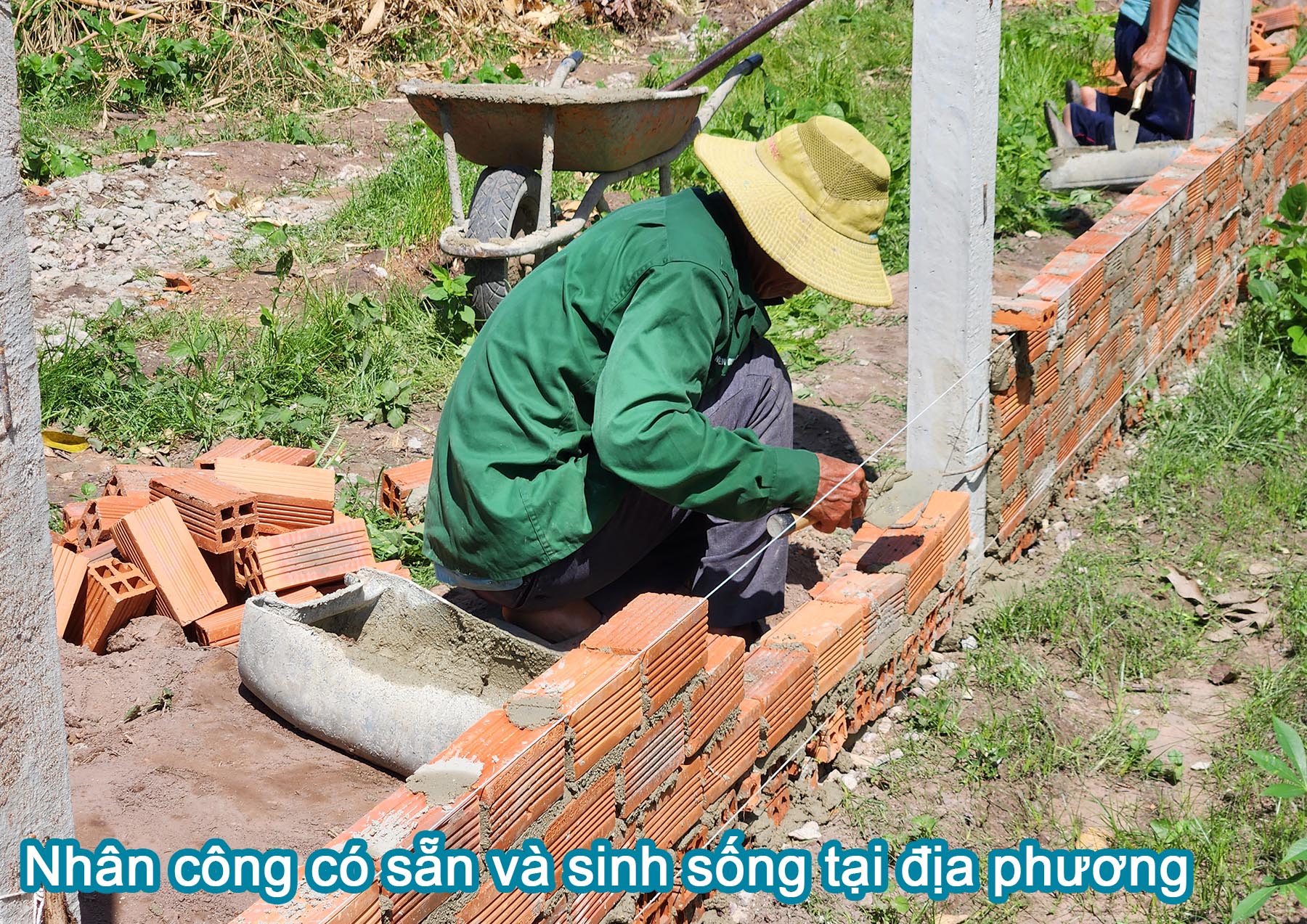 Nh&acirc;n c&ocirc;ng c&oacute; sẵn v&agrave; sinh sống tại địa phương.jpg (667 KB)